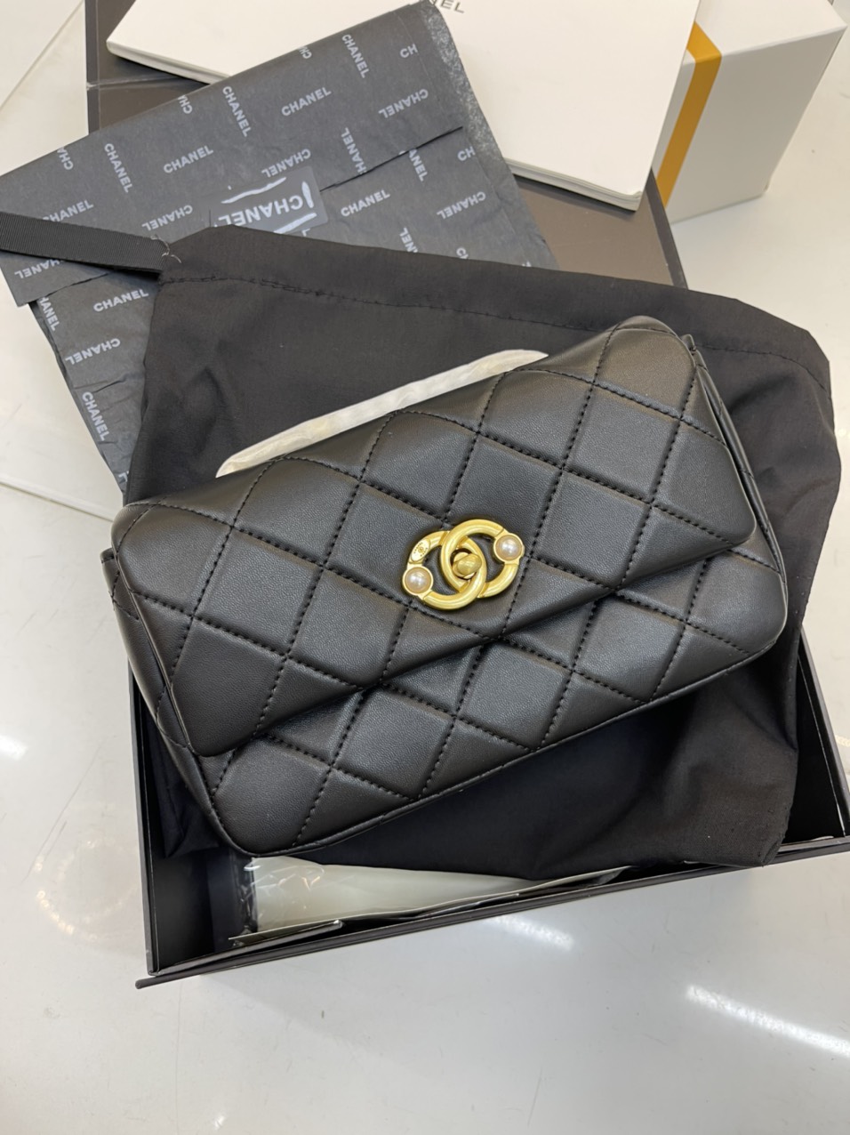 Túi xách Chanel Super  Khóa Vàng Nạm Ngọc Màu Đen Size 22cm
